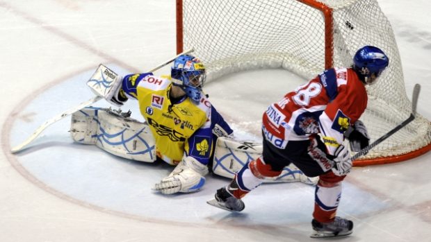 Utkání 44. kola hokejové extraligy HC ČSOB Pojišťovna Pardubice - PSG Zlín 29. ledna v Pardubicích. Pardubický hráč Jan Kolář dává při samostatném nájezdu vítězný gól