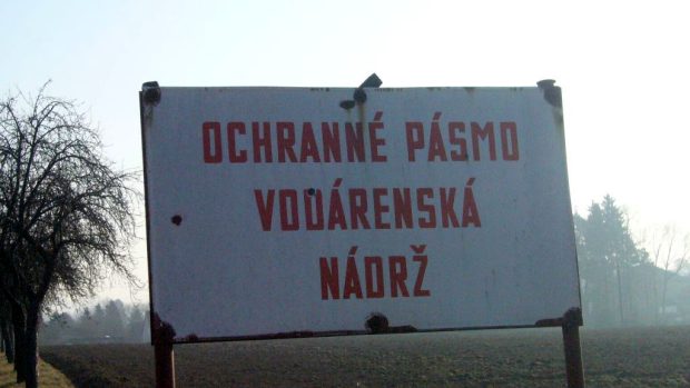 Cedule upozorňující na přehradu - Ochranné pásmo - vodárenská nádrž