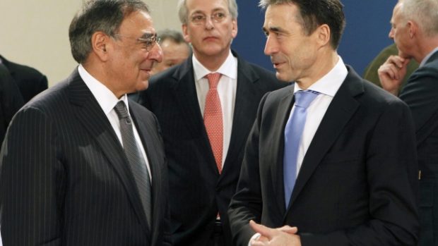 Americký ministr obrany Leon Panetta (vlevo) s generálním tajemníkem NATO Andersem Fogh Rasmussenem před jednáním schůze ministrů obrany NATO v Bruselu