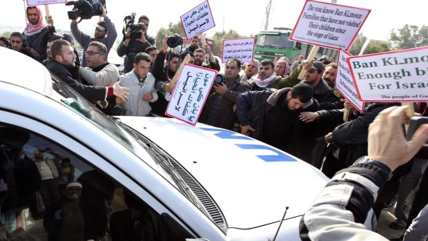 Palestinští demonstranti obklopili konvoj generálního tajemníka OSN Pan Ki-muna při příjezdu z Izraele do Gazy