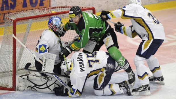 Dohrávka 45. kola hokejové extraligy BK Mladá Boleslav - Rytíři Kladno 1. února v Mladé Boleslavi. Tomáš Jiránek (uprostřed) z Mladé Boleslavi a Michal Pavlů (vpravo), Jan Piskáček a brankář Jan Chábera, všichni tři z Kladna