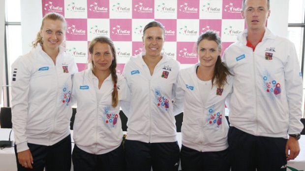 Fedcupový tým: zleva Petra Kvitová, Barbora Záhlavová-strýcová, Lucie Hradecká, Iveta Benešová a kapitán Petr Pála