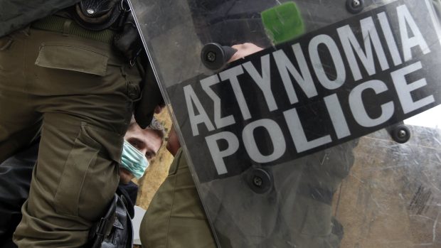 Policie zasáhla proti demonstrantům před budovou řeckého parlamentu v Aténách