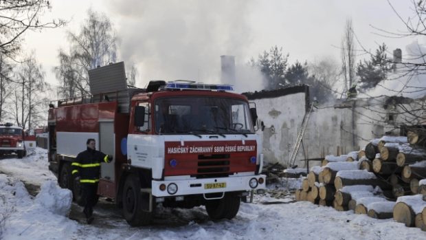 Hasiči u  požáru dřevovýroby v Mostkově u Oskavy na Šumpersku