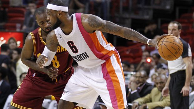 LeBron James (vpravo) v NBA