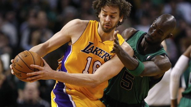 Kevin Garnett (vpravo) v souboji s Paulem Gasolem