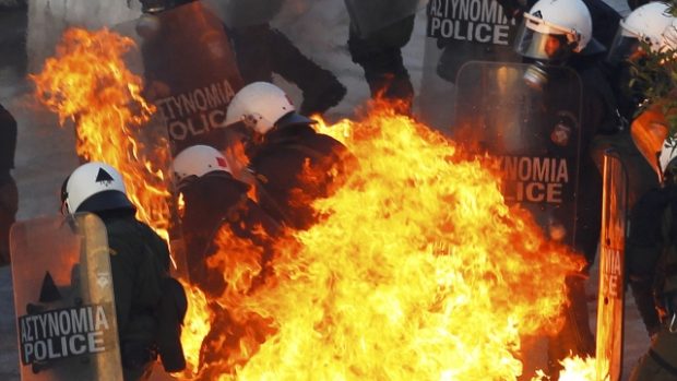 Tisíce lidí protestovaly v Řecku proti schválení úsporných opatření