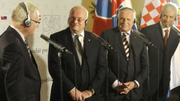 Zleva prezidenti Ivo Josipovič (Chorvatsko), Ivan Gašparovič (SR), Václav Klaus (ČR) a Boris Tadič (Srbsko) v Lánech