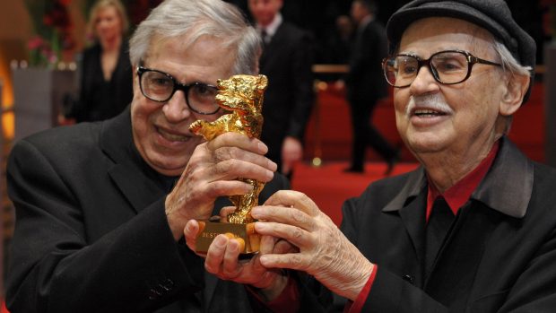 Režiséři vítězného snímku Cézar musí zemřít Vittorio a Paolo Tavianiové se Zlatým medvědem