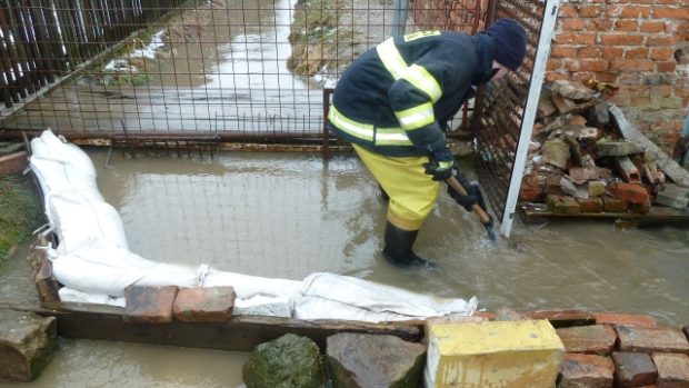 Hasiči bojovali s rozlitým potokem i v Hrádku nad Nisou