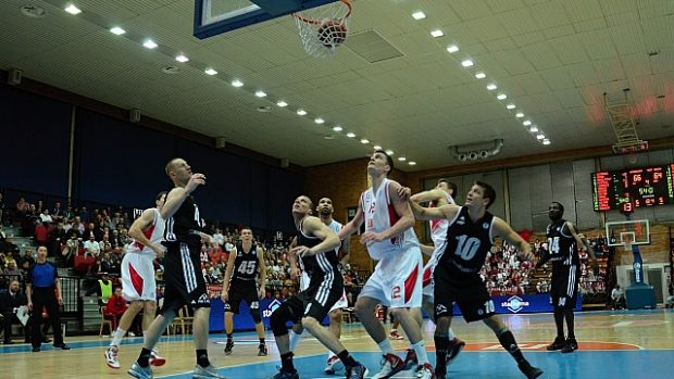 Basketbalisté Nymburka bojují s VEF Riga v Eurocupu