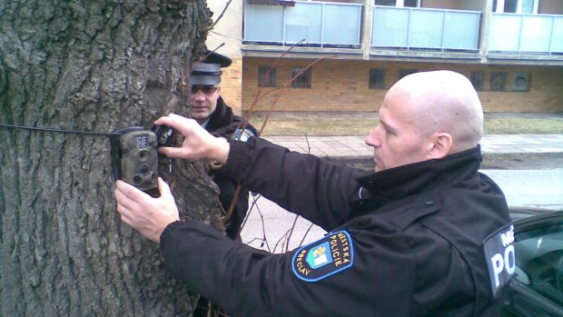 Strážník umísťuje v Břeclavi fotopast