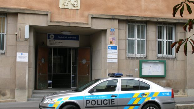 Policejní vůz před budovou v ulici I.P. Pavlova v Karlových Varech