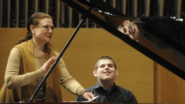 Klavírista Adam Blažek se spolu se svou učitelkou Jekatěrinou Garbovou připravuje na koncert s Janáčkovou filharmonií