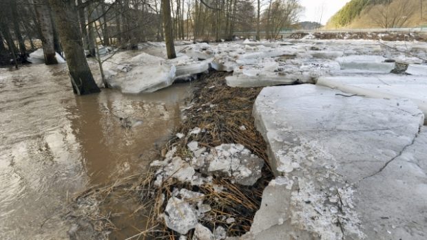 Kry nahromaděné v korytě řeky Třebůvky v Jeřmani u Bouzova na Šumpersku způsobily rozlití řeky do luk kolem obce