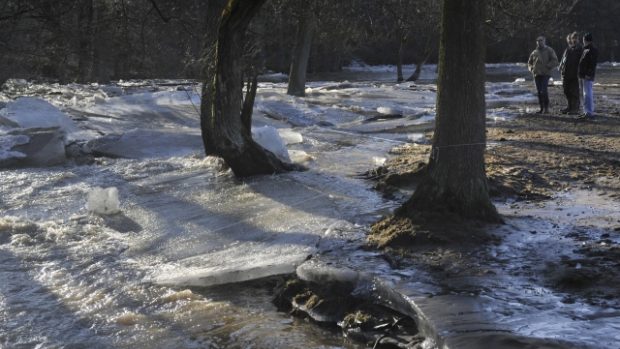 Nahromaděné kry v potoce rozlily Úterský potok ve vesničce Mydlovary na severním Plzeňsku