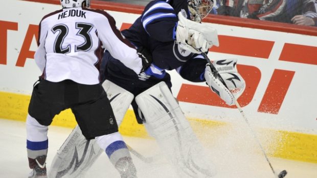 Milan Hejduk a gólman Ondřej Pavelec v NHL