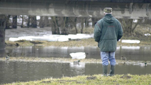 Lidé v Unčíně s napětím sledují řeku. &quot;Ještě není vyhráno,&quot; konstatuje pan Jan