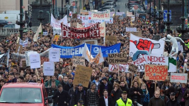 Studentská demonstrace přechází za asistence policie přes most k Úřadu vlády