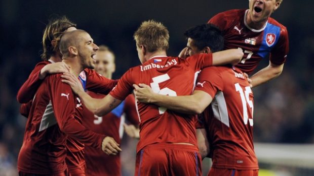 Fotbalisté oslavují Barošův gól v zápasu s Irskem