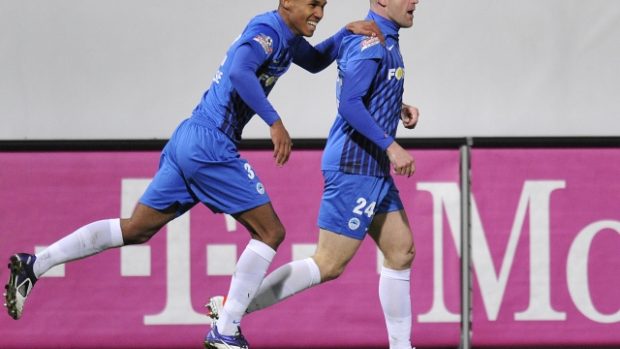 Utkání 18. kola první fotbalové ligy Slovan Liberec - 1. FK Příbram 25. února v Liberci. Jiří Štajner a Theodor Gebre Selassie (vlevo) z Liberce se radují z gólu