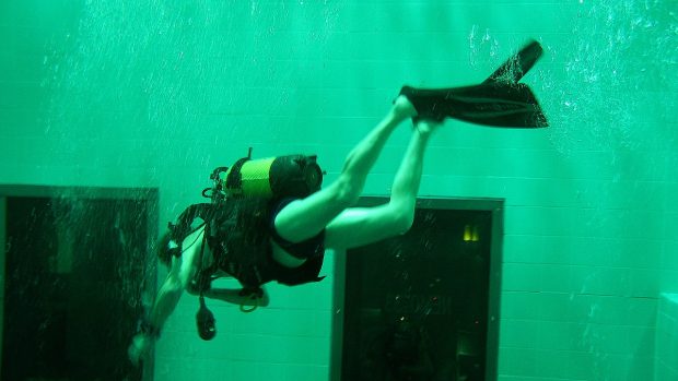 Nemo 33 je bazén s okny do restaurace