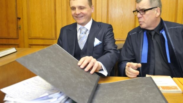 Vítu Bártovi (vlevo) hrozí až šest let vězení.