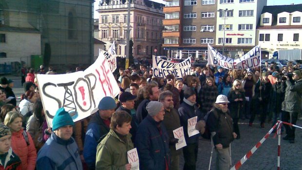 Demonstrace proti těžbě břidlicového plynu v Náchodě