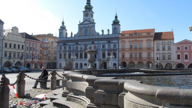 Samsonova kašna s barokní radnicí.