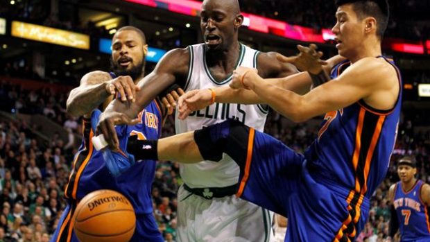 New York Knicks&#039; Tyson Chandler (L) and Jeremy Lin  (R) compete with Boston Celtics&#039; Kevin Garnett  for the ball in the first half of their NBA basketball game