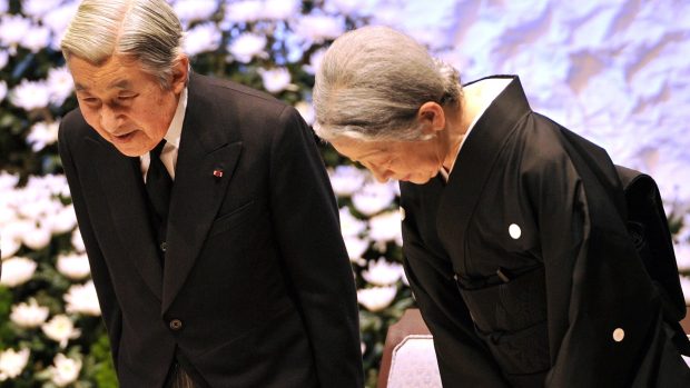 Japonský císař Akihito a císařovna Mičiko na pietním aktu v tokijském Národním divadle