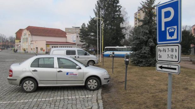 Dobříš - téměř prázdné parkoviště u radnice