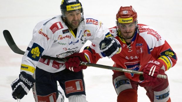 Čtvrtý zápas čtvrtfinále play off hokejové extraligy HC Mountfield České Budějovice - Bílí Tygři Liberec 13. března v Českých Budějovicích. Kapitán Liberce Petr Nedvěd (vlevo) a Aleš Kotalík z Českých Budějovic