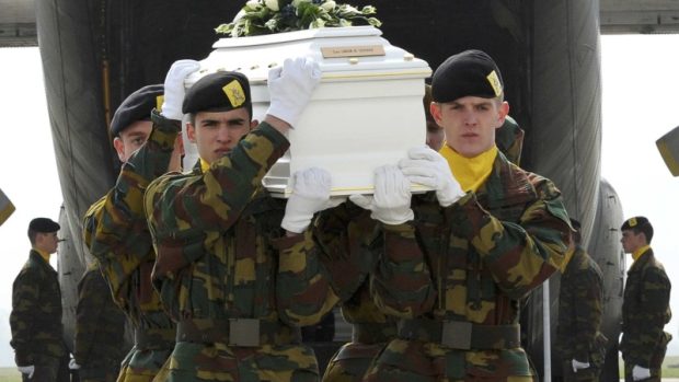 V Belgii přistálo letadlo s těly obětí havárie