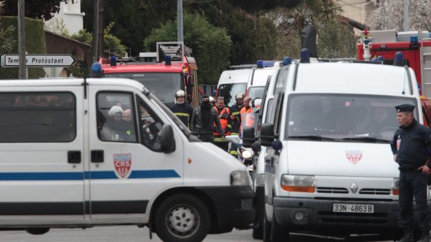 Policejní vozidla v toulouské čtvrti Croix-Daurade