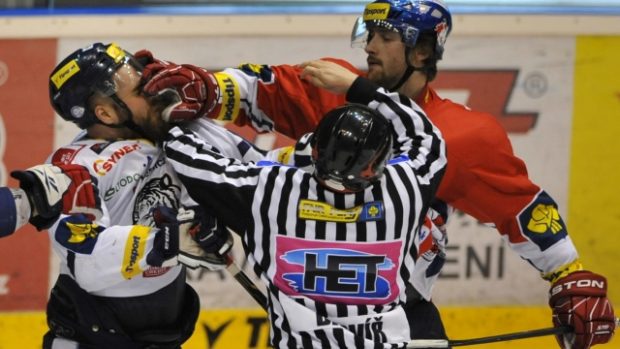 Druhý zápas semifinále play off hokejové extraligy HC ČSOB Pojišťovna Pardubice - Bílí Tygři Liberec 25. března v Pardubicích. Jiří Cetkovský z Pardubic (vpravo) a David Štich z Liberce plus rozhodčí