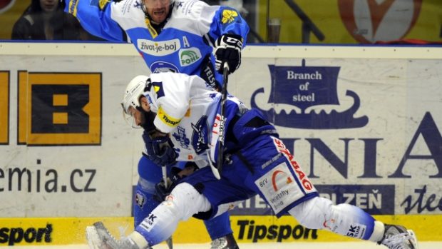 Semifinále play off hokejové extraligy, 1. zápas HC Plzeň 1929 - HC Kometa Brno 26. března v Plzni. Tomáš Vlasák z Plzně (vzadu) a Tomáš Svoboda z Komety Brno