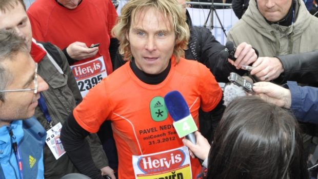 Pražský půlmaraton se v hlavním městě běžel 31. března. Na snímku hovoří fotbalista Pavel Nedvěd po doběhu s novináři
