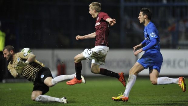 Slovan Liberec - Sparta Praha. Brankář Liberce David Bičík inkasuje druhý gól od Ladislava Krejčího ze Sparty