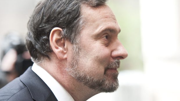 Radek John přichází na jednání koaličních stran o požadavcích VV na změny ve vládě