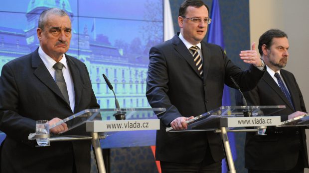 TK po jednání koaličních stran o rozpočtových škrtech a požadavcích VV na změny ve vládě, Karel Schwarzenberg, Petr Nečas a Radek John