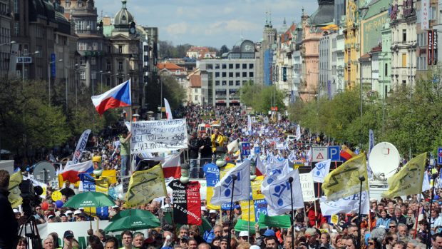 Protivládní demonstrace, kterou pořádají odbory a dvě desítky organizací a iniciativ v Praze