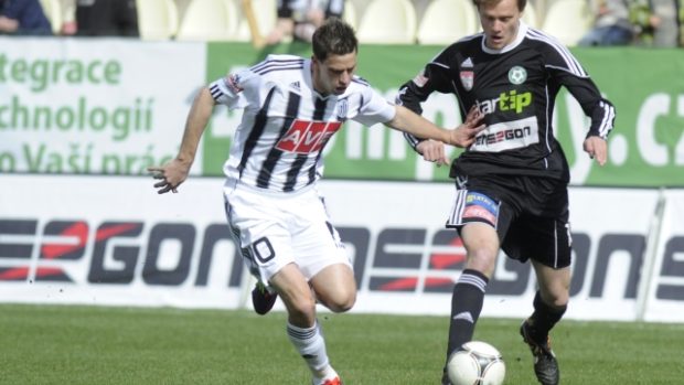 Fotbalisté Michal Klesa z Českých Budějovic (vlevo) a Martin Šlapák z Příbrami v duelu 26. kola Gambrinus ligy