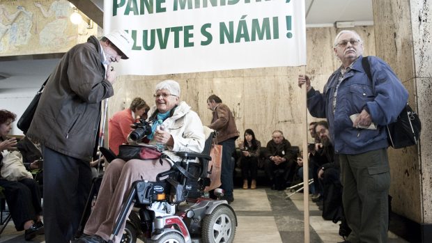 Happening Národní rady osob se zdravotním postižením, zdravotnických odborů a Svazu pacientů ČR s názvem Pane ministře, mluvte s námi.