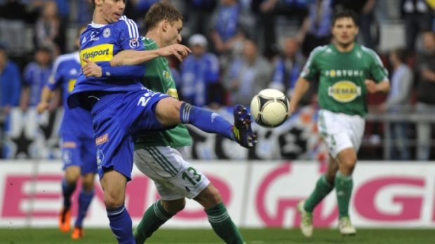 Utkání 26. kola první fotbalové ligy SK Sigma Olomouc - Bohemians 1905 23. dubna v Olomouci. Jan Navrátil z Olomouce (vlevo) a Jan Růžička z Bohemians 1905.