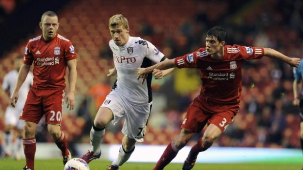 Fulham&#039;s Pavel Porgrebnyak (C) is challenged by Liverpool&#039;s Martin Kelly (R) and Jay Spearing during their English Premier League soccer match at Anfield stadium in Liverpool, northern England May 1, 2012