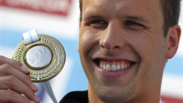 Alexander Dale Oen of Norway  shows off his silver medal after the men&#039;s 200m breaststroke final at the European Swimming Championships in Budapest  in this August 12, 2010 file photo. Oen  has died of a suspected heart attack in Arizona  at the age of 26