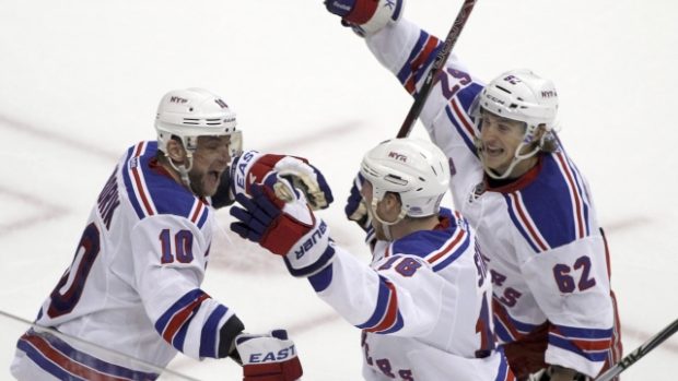 Hokejisté Rangers se radují z vítězného gólu Mariána Gáboríka (vlevo)