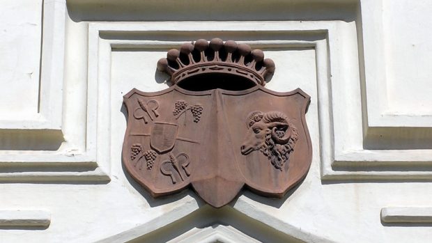 erb rodu Larisch von Mönnich, zámek Nový Světlov
