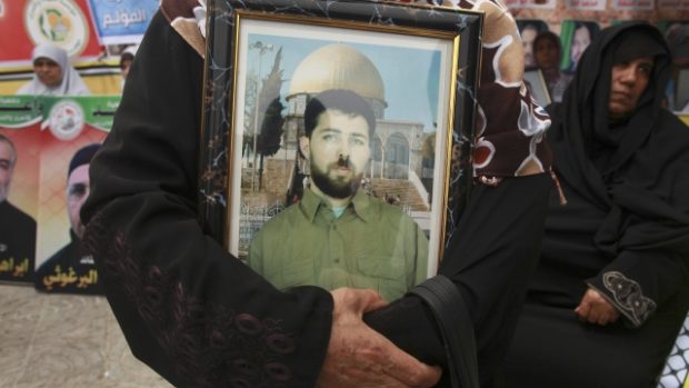 Palestinská žena s obrazem v Izraeli vězněného syna